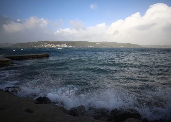 Çanakkale Boğazı kuvvetli fırtına nedeniyle transit gemi geçişlerine kapatıldı