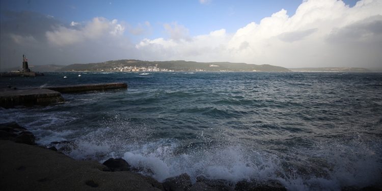 Çanakkale Boğazı kuvvetli fırtına nedeniyle transit gemi geçişlerine kapatıldı