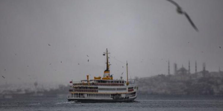 Deniz ulaşımına şiddetli lodos engeli