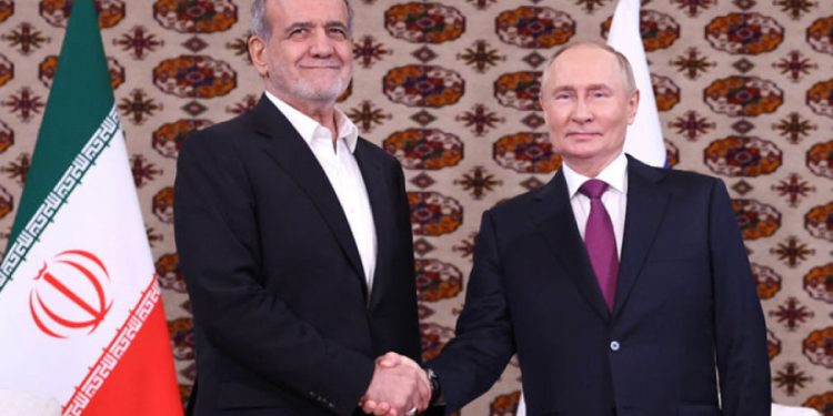 Putin, İran Cumhurbaşkan Pezeşkiyan ile görüştü