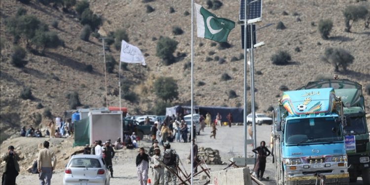 Pakistan Afganistan’a açık savaş ilan etti
